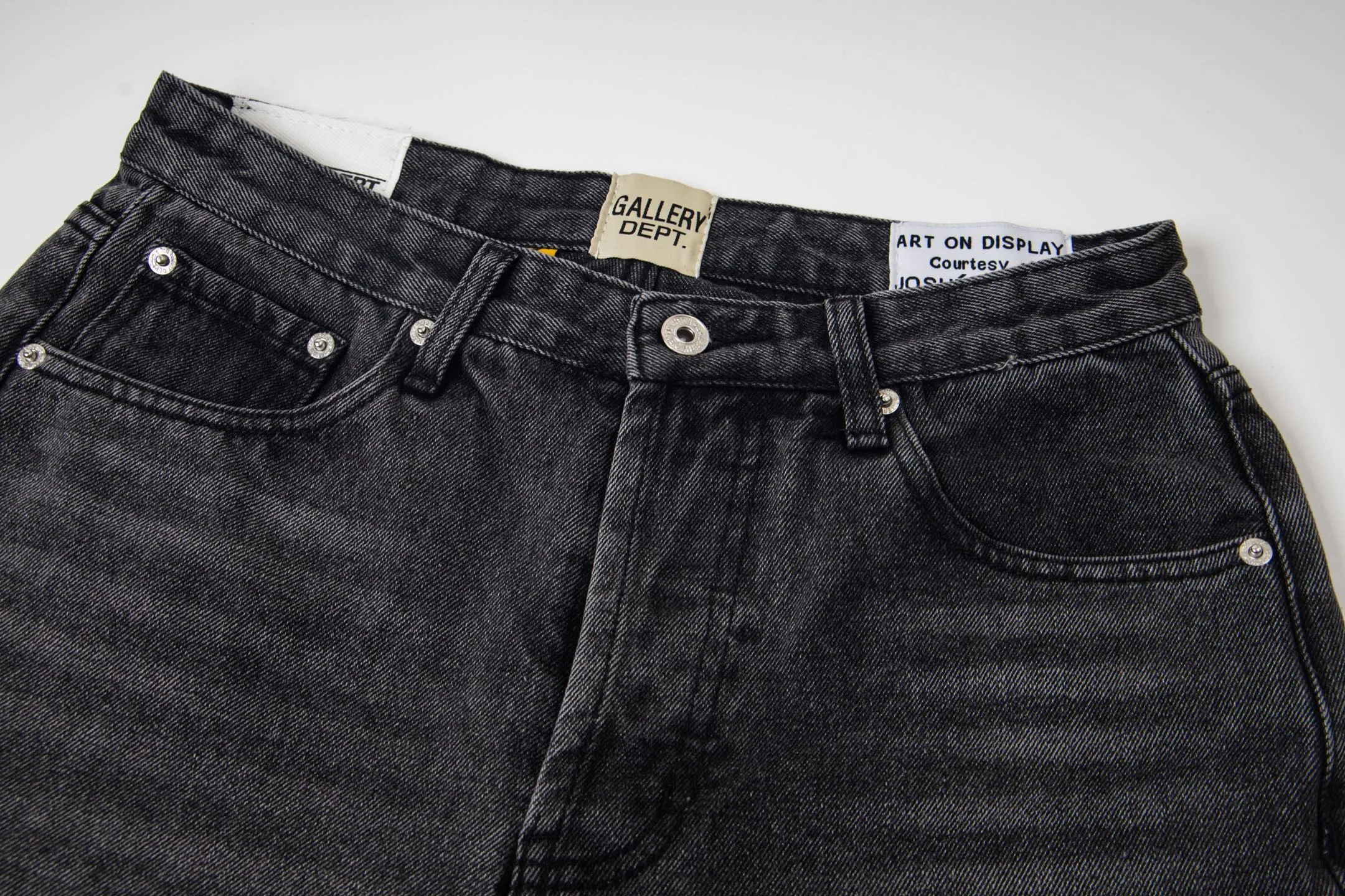 P240 Chrome Hearts Gallery co-branded limited-edition cross-flared flared jeans are a hot item this season and are sought after by countless celebrities and fashionistas. The neat details of the cutting process add color to the playful fashion! The neat and meticulous design, and the well-fitting structure is unique. The upper body not only has outstanding recognition, but also looks younger and younger. A style with the ultimate wearing meaning and performance, gorgeous color matching, and the craftsmanship of this style is also extremely extraordinary. After the finished product is washed, it is disassembled and hand-made with sheepskin cross leather and then spliced ​​together to complete. The whole piece has too many craftsmanship to describe. It is decorated with patchwork cross flowers and high-waisted washed jeans! ! Absolutely high-end luxury product, a god-level single product, a super popular product, made with top heavy industry, a must-see magic weapon that can't be missed. Style number: 1836 Size: 28 30 32 34 36 Color: black